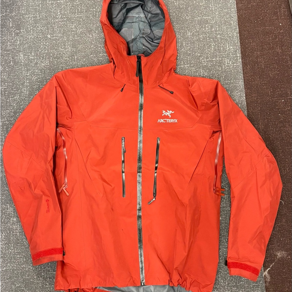 Arc'teryx Men’s waterproof Alpha SV jacket - Red